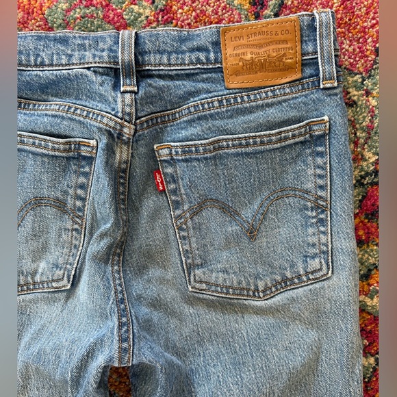 Levi’s | Women’s medium blue Premium Wedgie buttonfly jean front/back pockets 26 - Picture 3 of 16